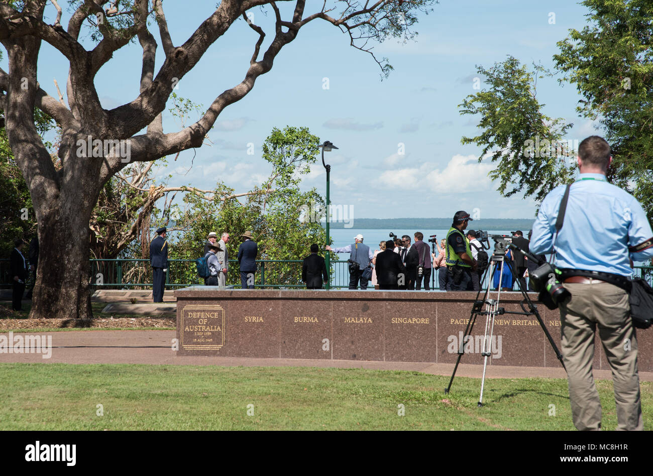 Darwin, NT, Australia-April 10,2018: Prinz Charles anzeigen Kriegerdenkmal mit Menschen, die von Wasser an den Bicentennial Park in Darwin, Australien Stockfoto