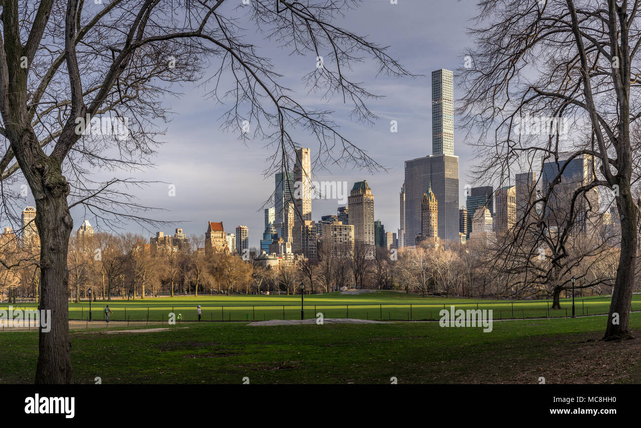 Central Park NEW YORK CITY in den späten Nachmittag mit cityskypers im Hintergrund. Stockfoto