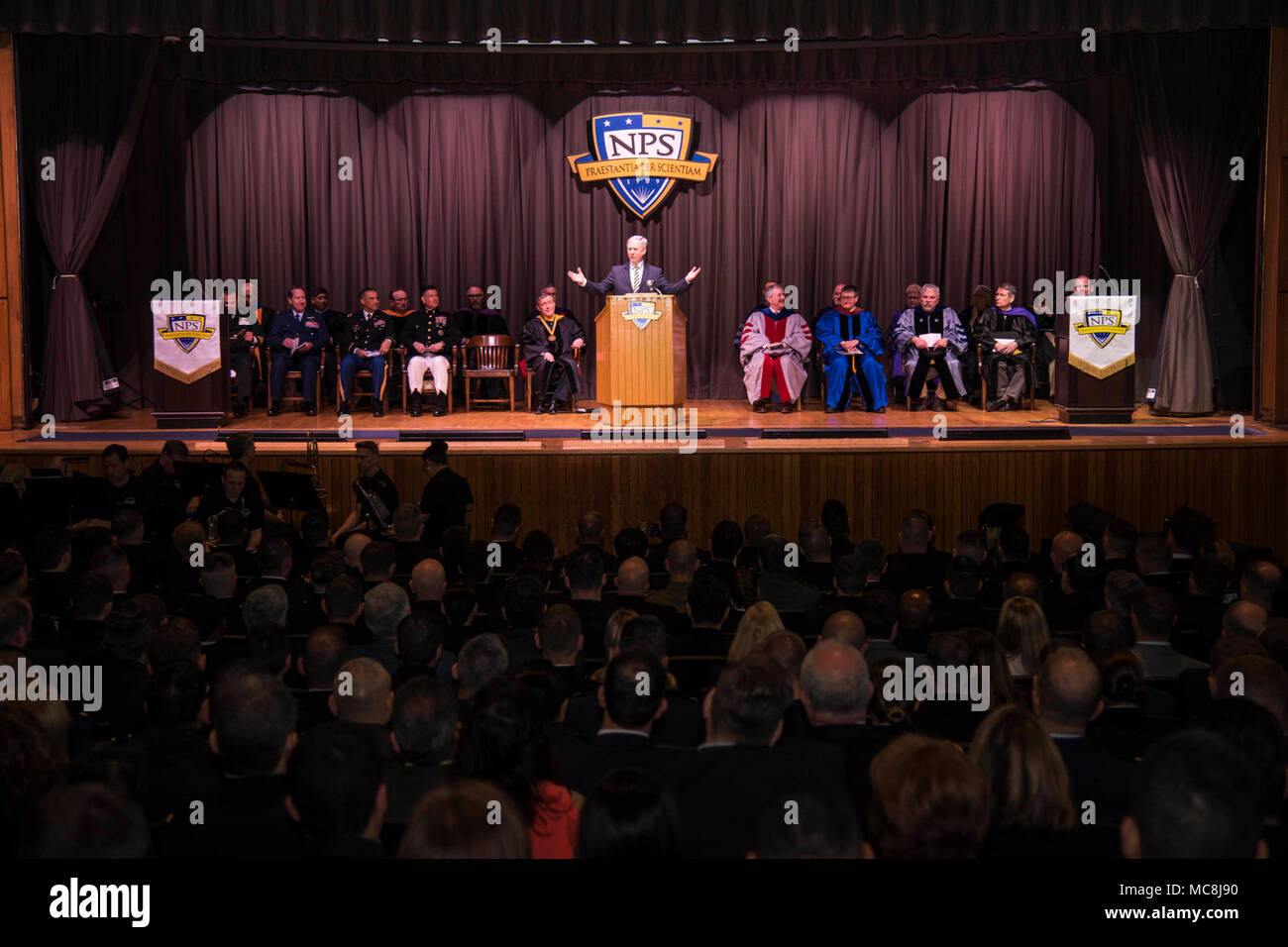 MONTEREY, Ca. (Mar. 30, 2018), Assistant Secretary der Marine, Manpower und finden Angelegenheiten Robert Woods liefert den Beginn Adresse während der Naval Postgraduate School (NPS) Winterquartier Abschlussfeier in König Auditorium, März 30. Die Universität 250 Studierende in diesem Quartal für alle Teilstreitkräfte des amerikanischen Militärs sowie des Verteidigungsministeriums Zivilisten und 15 internationale Studierende aus neun Nationen. Der NPS-Mission ist relevant und einzigartigen und fortschrittlichen Bildungs- und Forschungsprogramme der Schlagkraft von Unteroffizieren der Zu verbessern Stockfoto