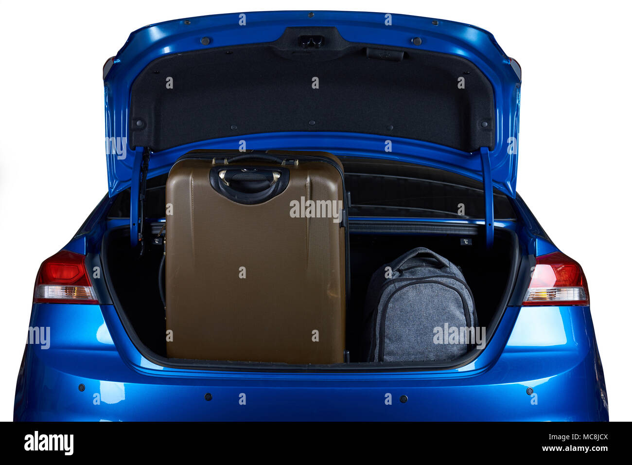 Gepäck in Blau moderne Limousine trunk Closeup auf weißem Hintergrund Stockfoto