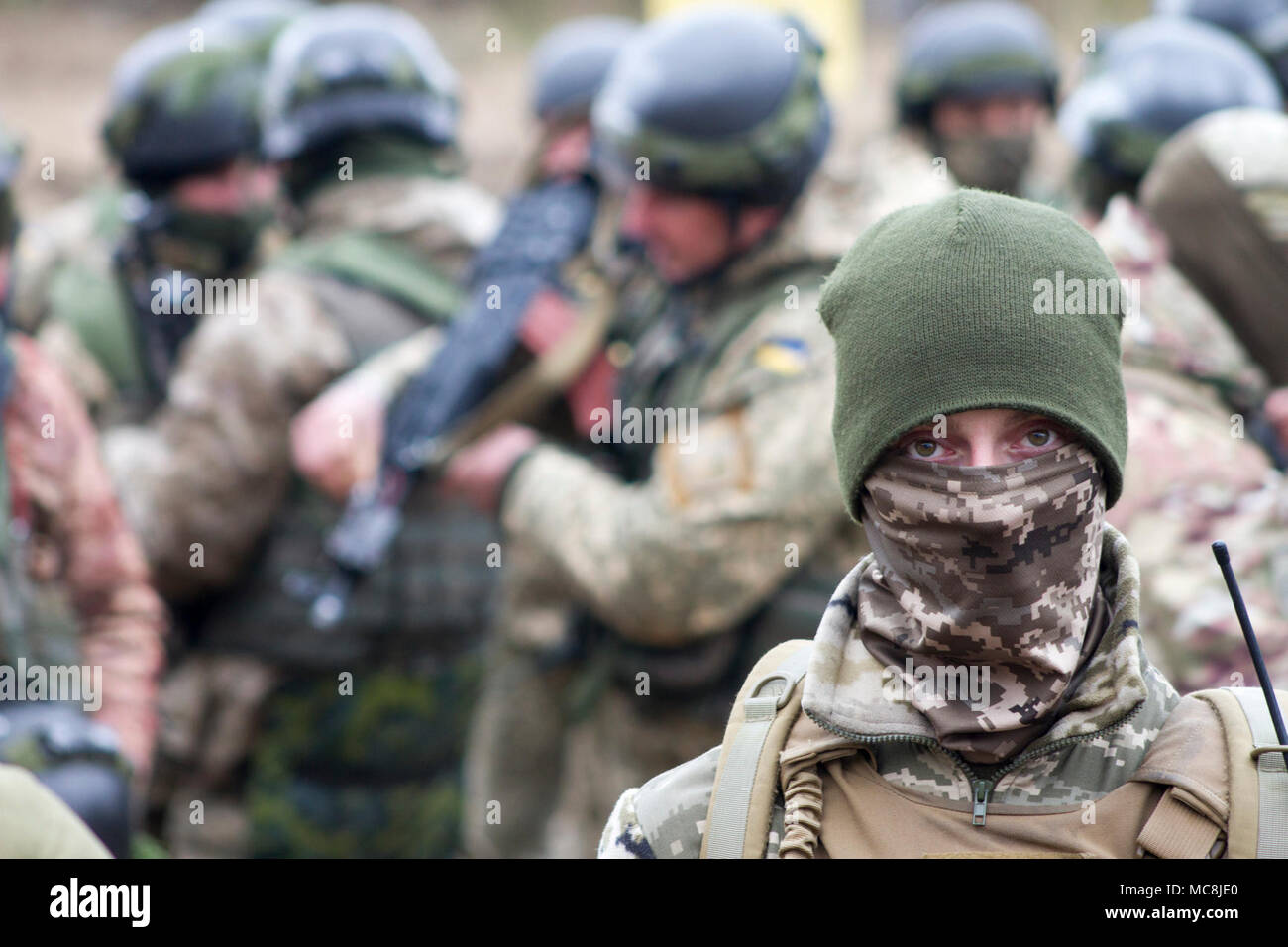 Yavoriv, Ukraine - eine ukrainische Soldaten des 3.BATAILLON zugeordnet, 14 mechanisierte Brigade, posiert für ein Foto während der Vorbereitung für ein Bataillon Feld Training am Yavoriv Combat Training Center hier Mar.15. Derzeit mehr als 220 New York National Guard Soldaten sind auf der CTC, wo Sie mentoring sind Ukrainische Armee Soldaten, wie sie die NATO-Interoperabilität bemühen zugeordnet. Stockfoto