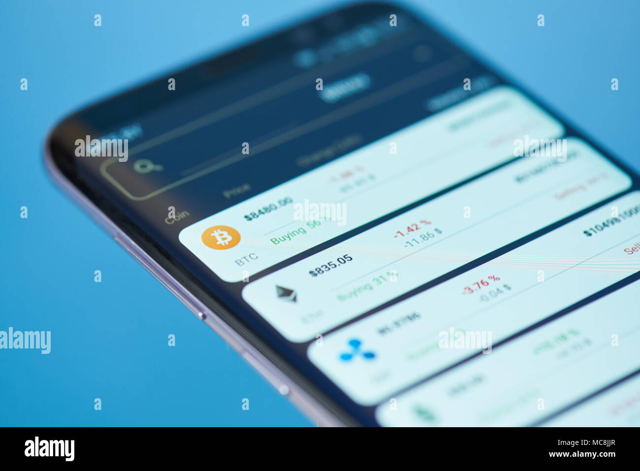 New York, USA - 13. Februar 2018: Aktuelle Preise auf cryptocurrencies auf modernen mobilen Bildschirm des Smartphones Stockfoto