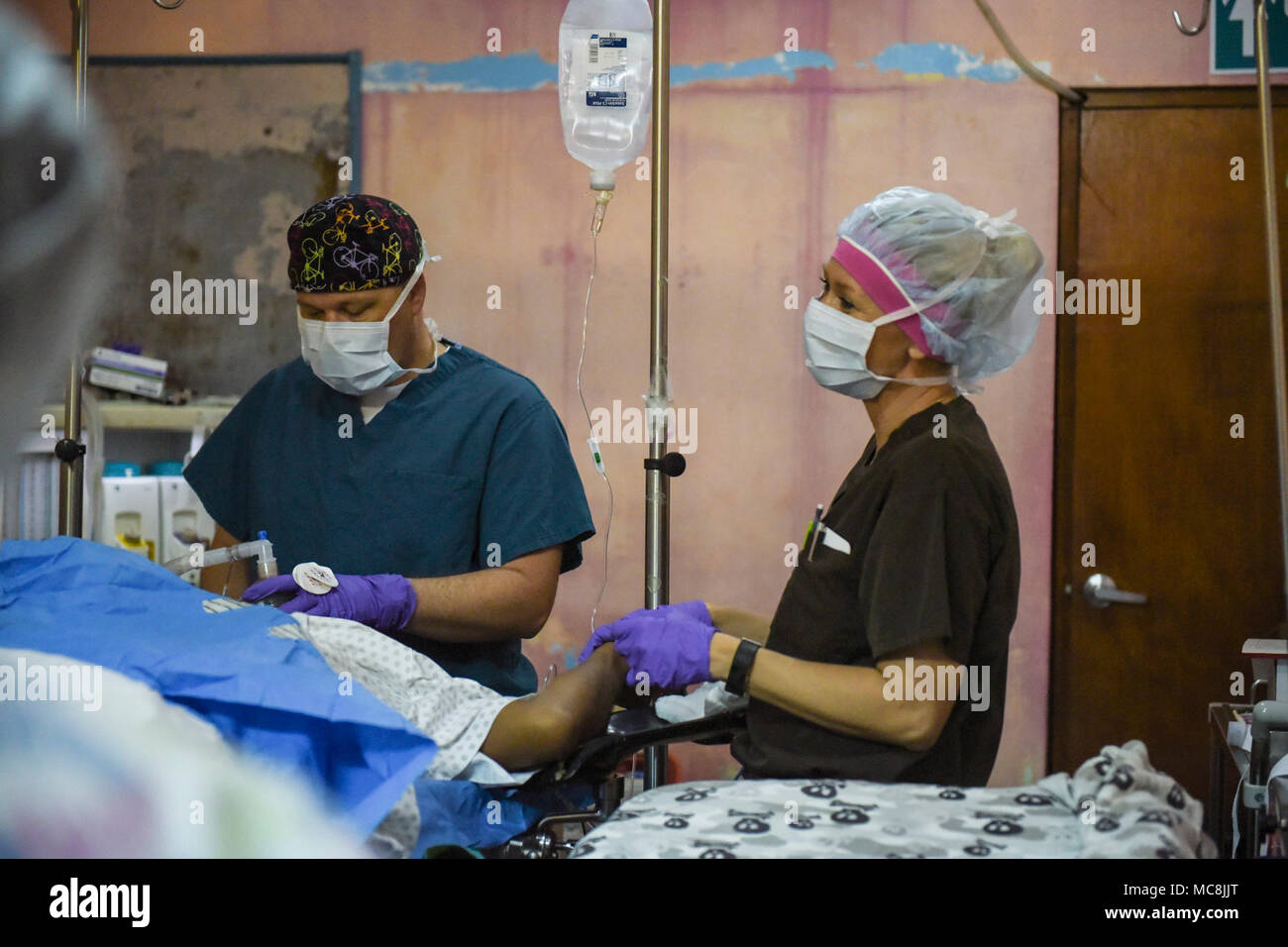 Us-Armee Kapitän Daniel Ashby (links), Krankenschwester, Anästhesisten und 1 Lt Suzanne Han (rechts), Op-Officer, gemeinsame Aufgabe Force-Bravo medizinische Element, für eine Chirurgie in Waspam,Karibik autonome Region von Nicaragua, 24. März 2018 vorzubereiten. JTF - Bravo Personal zusammen mit ihren Nicaraguanischen Amtskollegen aus der Armee und Ministerium für Gesundheit Health Care Services in der Region zur Verfügung zu stellen, März 20-24, 2018. Stockfoto