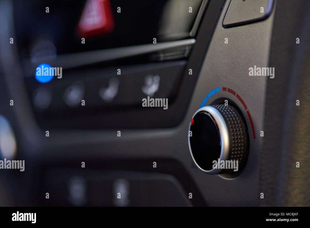 Auto Klima Control-Knopf Close-up auf unscharfen Dashboard Hintergrund Stockfoto