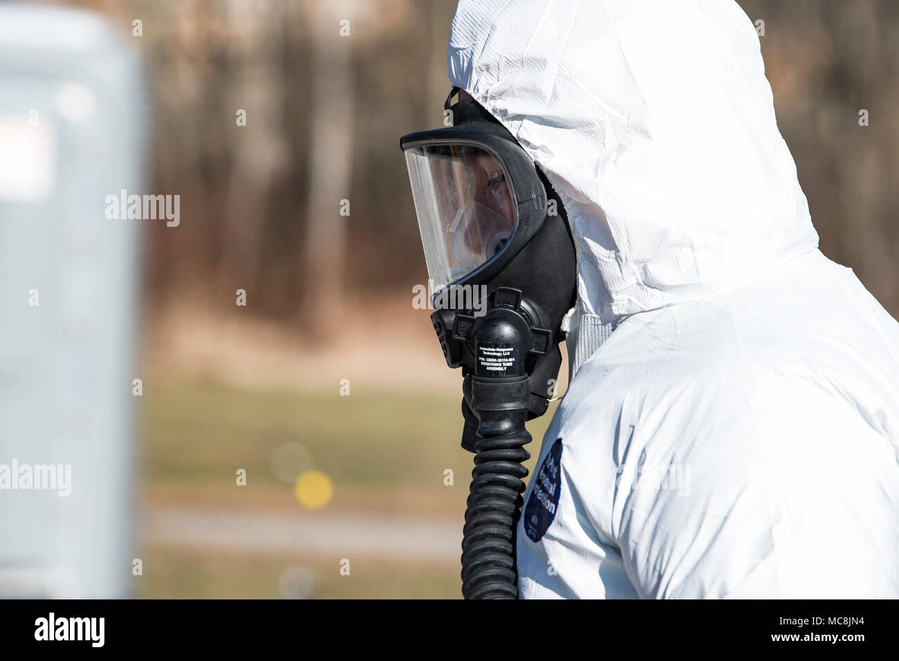 Ein West Virginia Army National Guard Soldat erwartet seinen nächsten Patienten als Teil der chemischen, biologischen, radiologischen, nuklearen und explosiven Rücknahmegarantie Enhanced Response Force Paket (CERF-P) Dekontamination team Grundausbildung März 26, 2018 Volkstone Training Area, Camp Dawson, W. Virginia dekontaminieren CERF-P Aufgaben gehören das Auffinden und Extrahieren von Opfer von einer verseuchten Umwelt, die Durchführung von Masse Patient/Unfall Dekontamination und die Behandlung der Patienten für die Evakuierung zu stabilisieren. Stockfoto