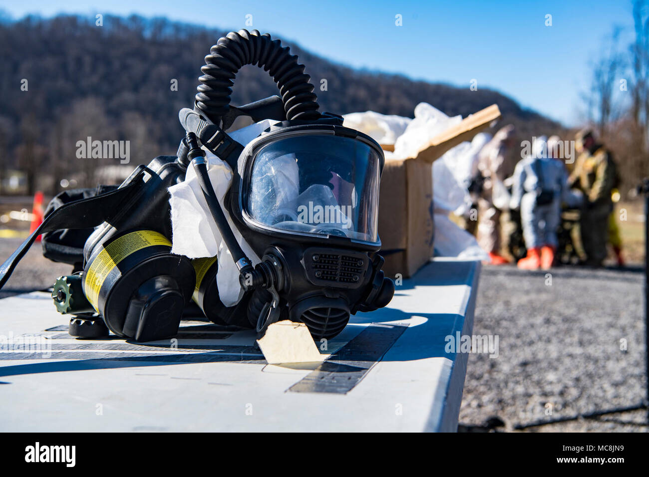 West Virginia Army National Guard Soldaten nahmen an chemischen, biologischen, radiologischen, nuklearen und explosiven Rücknahmegarantie Enhanced Response Force Paket (CERF-P) Dekontamination team Grundausbildung März 26, 2018 Volkstone Training Area, Camp Dawson, W. Virginia. CERF-P Aufgaben gehören das Auffinden und Extrahieren von Opfer von einer verseuchten Umwelt, die Durchführung von Masse Patient/Unfall Dekontamination und die Behandlung der Patienten für die Evakuierung zu stabilisieren. Stockfoto