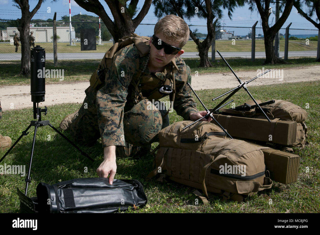 Cpl. Zachary Wright, eine besondere Kommunikation Sammlung Analytiker mit der 31 Marine Expeditionary Unit einen Satelliten für die Kommunikation im Rahmen der Humanitären Hilfe Umfrage Team während der Amphibischen Integration Training am weißen Strand Marinestützpunkt, Okinawa, Japan, 27. März 2018. Den HAST Umfragen Bereichen, die von Naturkatastrophen heimgesucht worden sind, um zu bestimmen, wie die 31. MEU seine Unterstützung am besten eignen. Die 31. MEU und amphibische Squadron 11 Verhalten AIT zur Vorbereitung auf die Zertifizierung der Übung und um sicherzustellen, dass die Bereitschaft zur Reaktion auf Krisen in der gesamten indopazifischen Region. Stockfoto