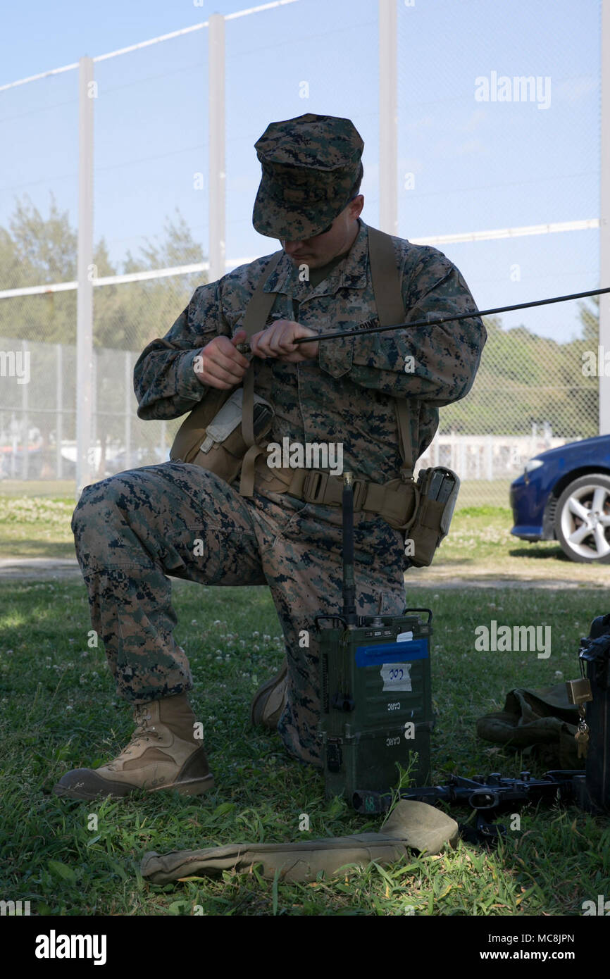 Cpl. Joseph Apodaca, ein Funker mit Combat Logistik Bataillon 31, setzt einen Satelliten für die Kommunikation im Rahmen der Humanitären Hilfe Umfrage Team während der Amphibischen Integration Training am weißen Strand Marinestützpunkt, Okinawa, Japan, 27. März 2018. CLB-31, die Logistik Combat Element der 31 Marine Expeditionary Unit, bietet unterstützen, wie z. B. Netzteile, Wartung und Transport. Den HAST Umfragen Bereichen, die von Naturkatastrophen heimgesucht worden sind, um zu bestimmen, wie die 31. MEU seine Unterstützung am besten eignen. Die 31. MEU und amphibische Squadron 11 Durchführung von AIT in prepar Stockfoto
