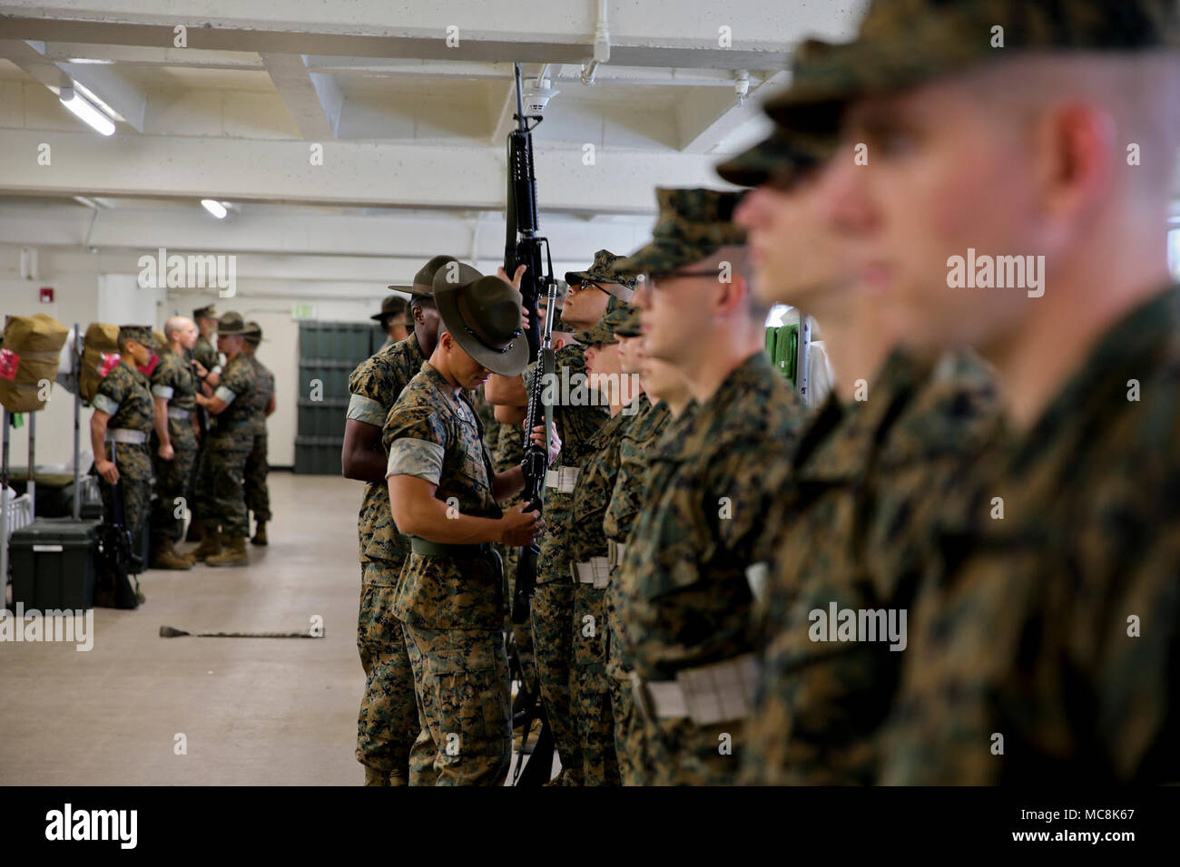 Bohrer Ausbilder mit Delta Firma, 1 Recruit Training Bataillon, prüfen Rekruten des Marine Corps Recruit Depot San Diego, März 29. Drill Instructors test Rekruten zu sehen Sie, wie viel Wissen sie sich bisher in der Ausbildung rekrutieren beibehalten habe. Jährlich mehr als 17.000 Männer aus den westlichen Recruiting Region rekrutiert werden an MCRD San Diego ausgebildet. Delta Unternehmen ist der Abschluss 1. Juni geplant. Stockfoto