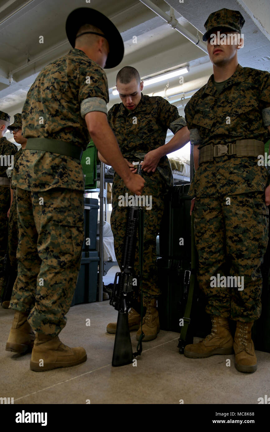 Ein drill instructor mit Delta Firma, 1 Recruit Training Bataillon, beauftragt ein rekrut Richtungen während eines Senior drill instructor Inspektion bei Marine Corps Recruit Depot San Diego, 29. März zu folgen. Dies ist der erste von vier Inspektionen Rekruten durchlaufen während der Ausbildung, die der Bohrer Ausbilder Gelegenheiten gibt, um zu sehen, die Fortschritte, die jedes rekrutieren gemacht hat. Jährlich mehr als 17.000 Männer aus den westlichen Recruiting Region rekrutiert werden an MCRD San Diego ausgebildet. Delta Unternehmen ist der Abschluss 1. Juni geplant. Stockfoto