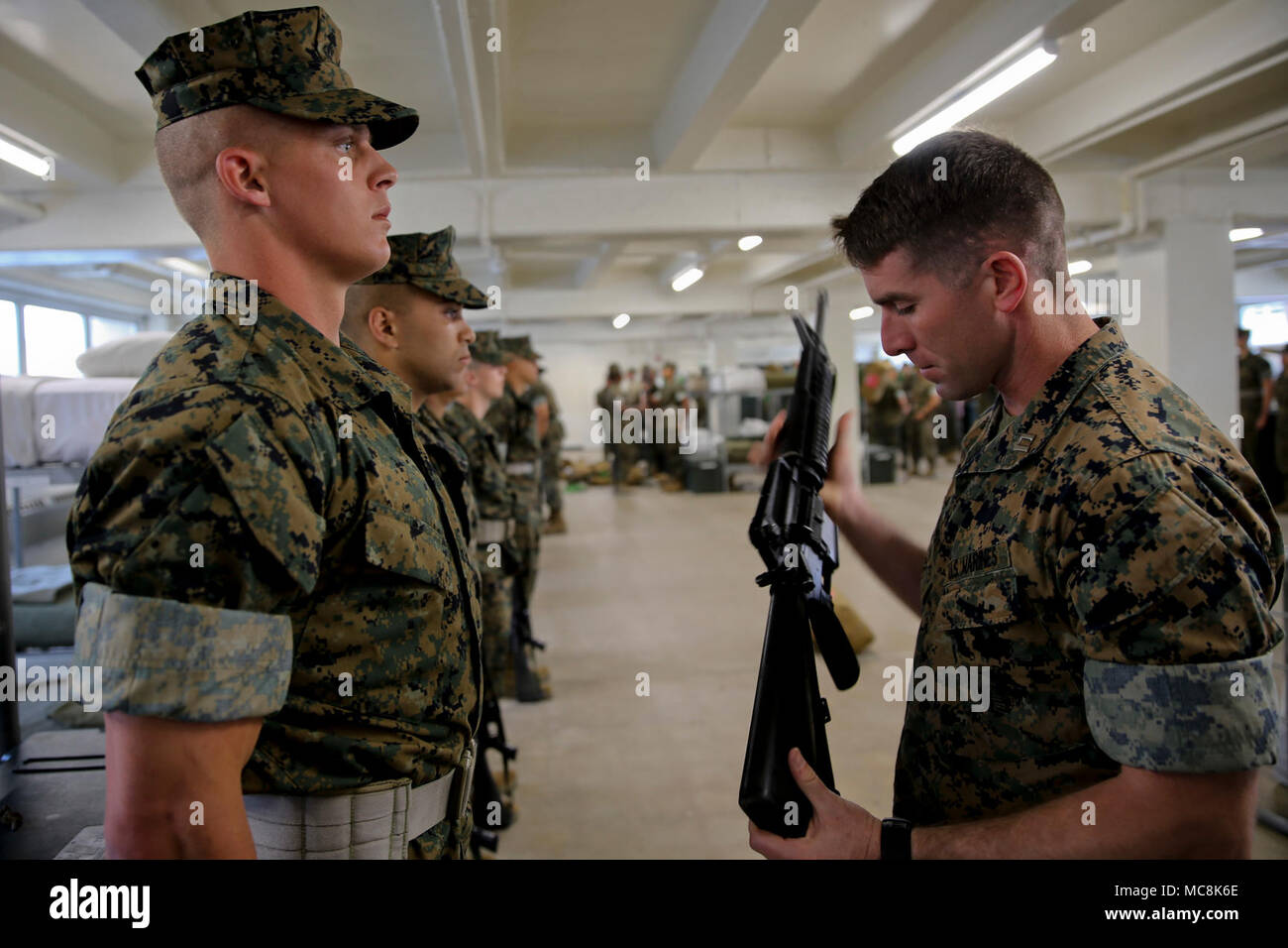 Kapitän Michael C. Choate, Kompaniechef, Delta, 1 Recruit Training Bataillon, inspiziert ein rekrut der Waffe während eines Senior drill instructor Inspektion bei Marine Corps Recruit Depot San Diego, März 29. Rekruten werden eine erhebliche Menge an Zeit ihre Gewehre jeden Tag zu reinigen, um jederzeit sauber zu halten. Jährlich mehr als 17.000 Männer aus den westlichen Recruiting Region rekrutiert werden an MCRD San Diego ausgebildet. Delta Unternehmen ist der Abschluss 1. Juni geplant. Stockfoto