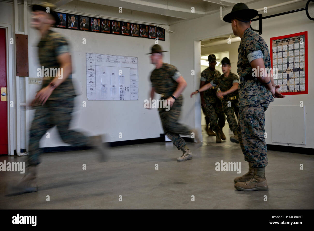 Bohrer Ausbilder mit Delta Firma, 1 Recruit Training Bataillon, geben Sie einen squad Bay Marine Corps Recruit Depot San Diego, März 29. Vor der Veranstaltung, Bohrmaschine, Ausbilder verbringen Zeit mit der Vorbereitung ihre Rekruten die Kontrolle zu übergeben und Ihnen zu sagen, was Sie erwartet. Jährlich mehr als 17.000 Männer aus den westlichen Recruiting Region rekrutiert werden an MCRD San Diego ausgebildet. Delta Unternehmen ist der Abschluss 1. Juni geplant. Stockfoto
