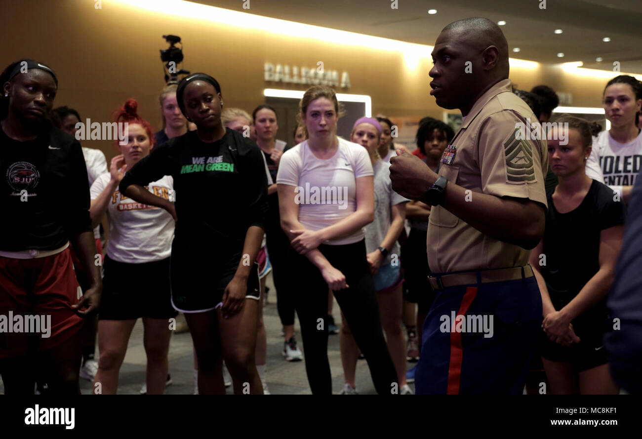 COLUMBUS, Ohio - Master Sgt. Damian Cason spricht zu den Trainern und Athleten, die bei den Frauen Basketball Coaches Association (WBCA) Übereinkommen über wertvolle Partnerschaft das Marine Corps' mit der Wbca besucht, nachdem Sie einen Weckruf teilgenommen und Training Session in der Greater Columbus Convention Center, Columbus, Ohio, 30. März 2018. Marines nahmen an der WBCA mit Frauen aller Erfahrungsstufen zu engagieren und sie über die Möglichkeiten innerhalb der Korps informieren. Dieses Jahr, das Marine Corps feiert 100 Jahre da Frauen zuerst die Korps, trat ein Jubiläum gefeiert, die für den Fortschritt des Stockfoto