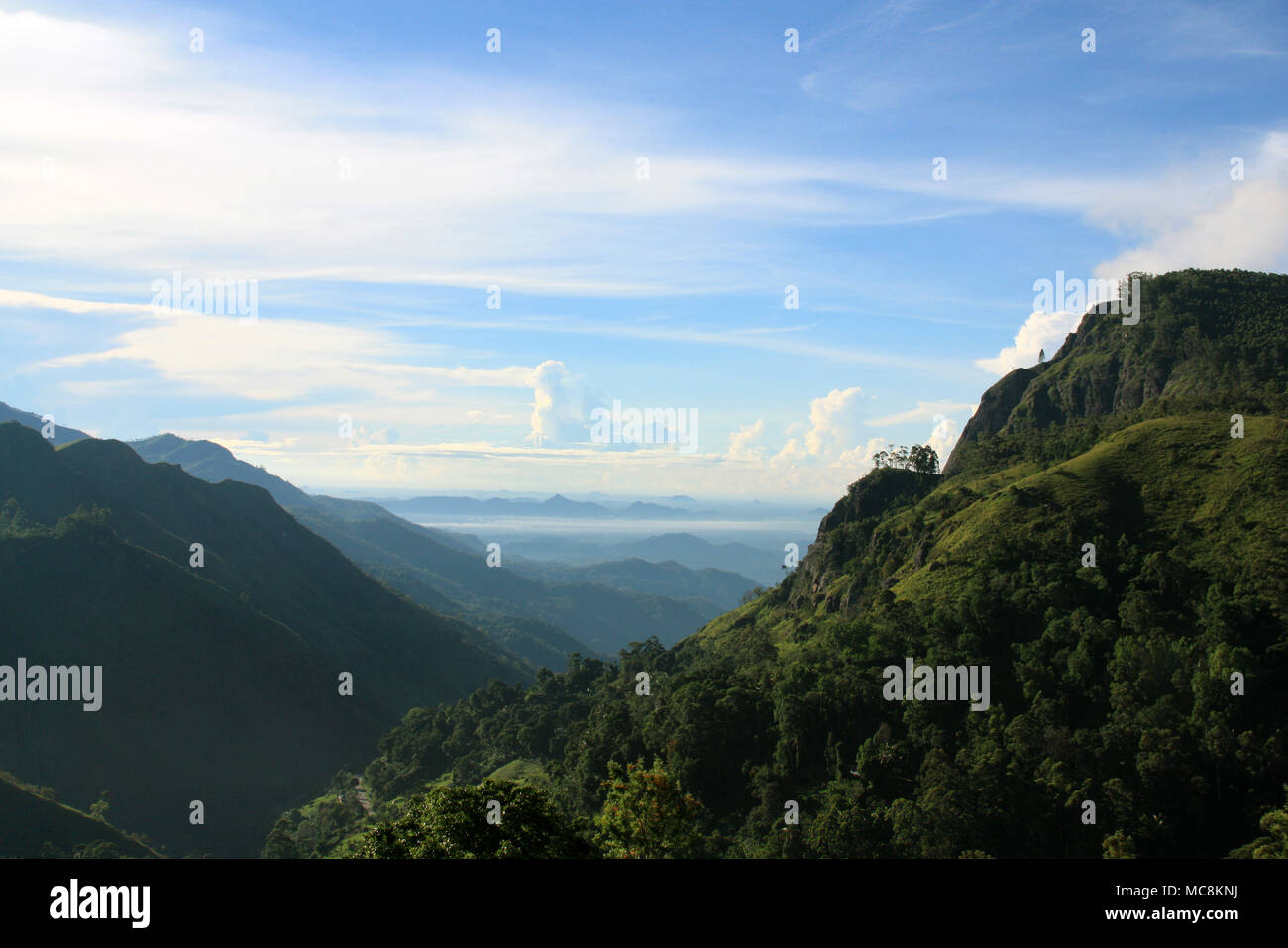 Die so genannte "Ella Gap" ermöglicht einen tollen Blick über die südlichen Ebenen von Sri Lanka Stockfoto