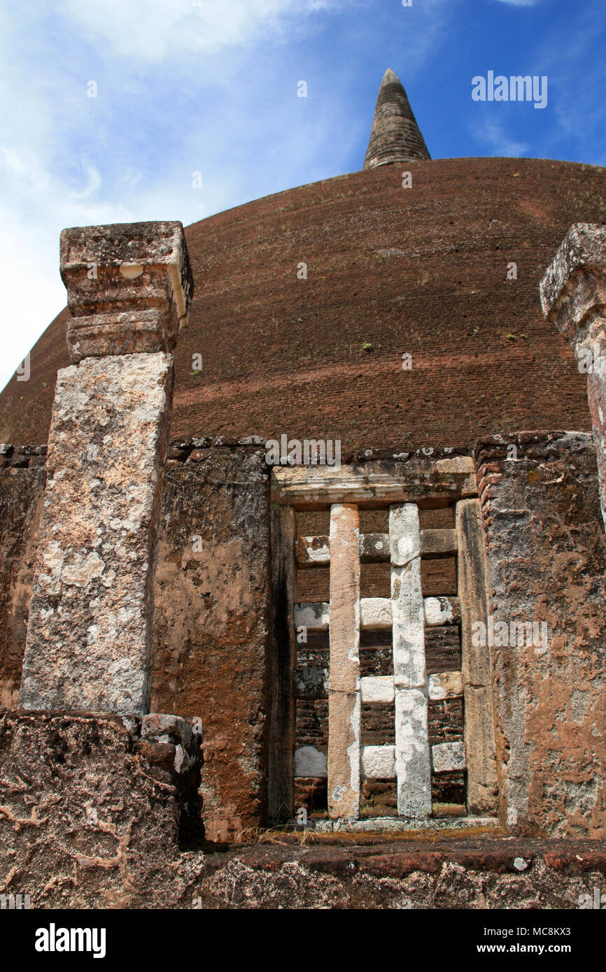 Die Rankoth Vehera Stupa in der königlichen antiken Stadt Polonnaruwa in Sri Lanka Stockfoto