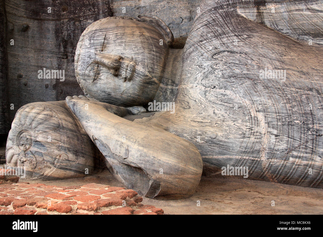 Riesige Liegenden Buddha Statue in der königlichen antiken Stadt Polonnaruwa in Sri Lanka Stockfoto