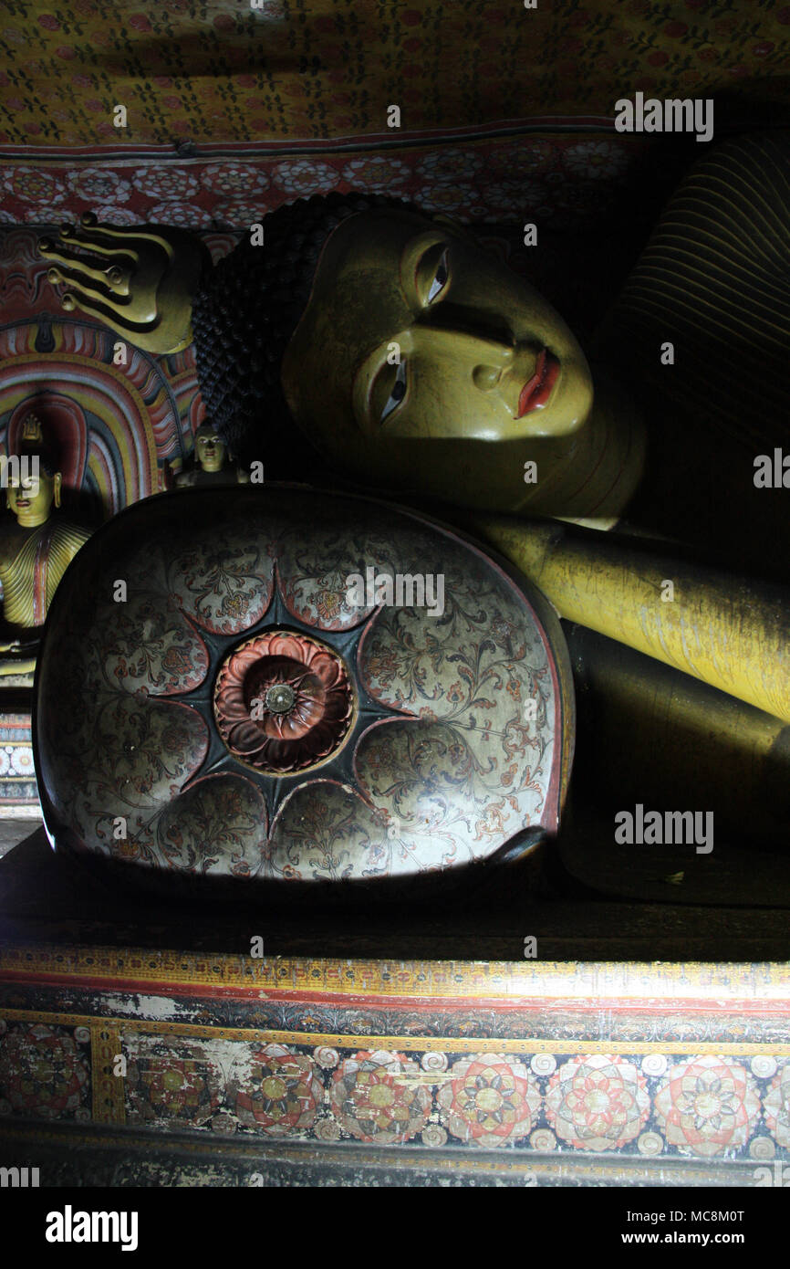 Liegenden Buddha in den Höhlentempel in Dambulla, Sri Lanka Stockfoto