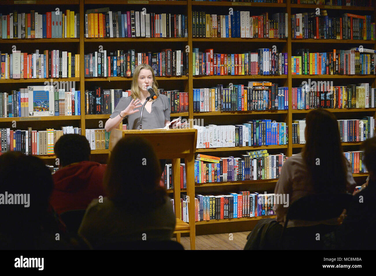 Thema Chloe Benjamin zeichen Kopien ihres Buches "Die Immortalists' an Bücher und Bücher in Coral Gables, Florida bietet: Chloe Benjamin Wo: Coral Gables, Florida, United States Wenn: 13 Mar 2018 Credit: JLN Fotografie/WENN.com Stockfoto