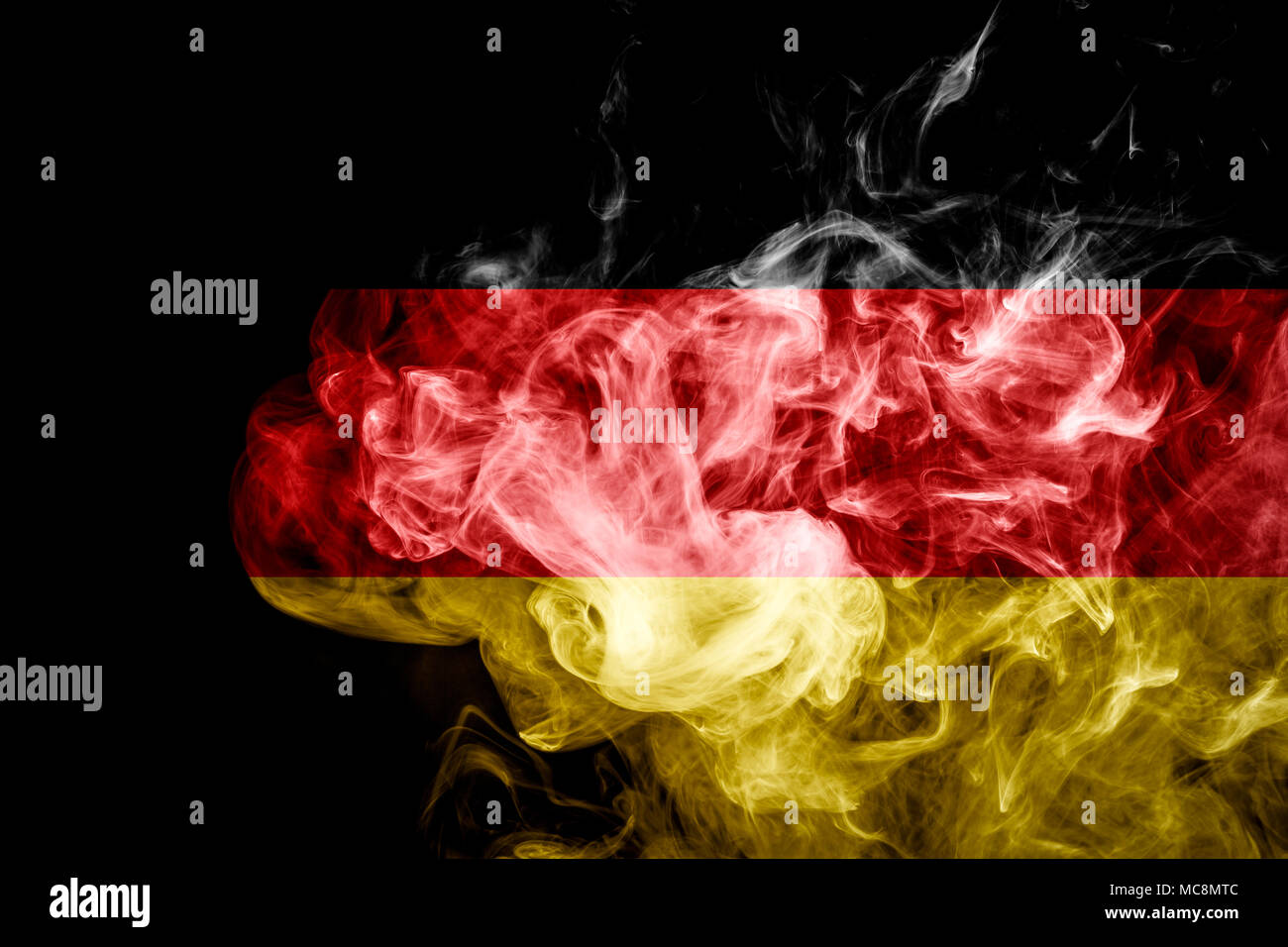 Nationalflagge von Deutschland aus dicken farbigen Rauch auf einem schwarzen Hintergrund isoliert Stockfoto