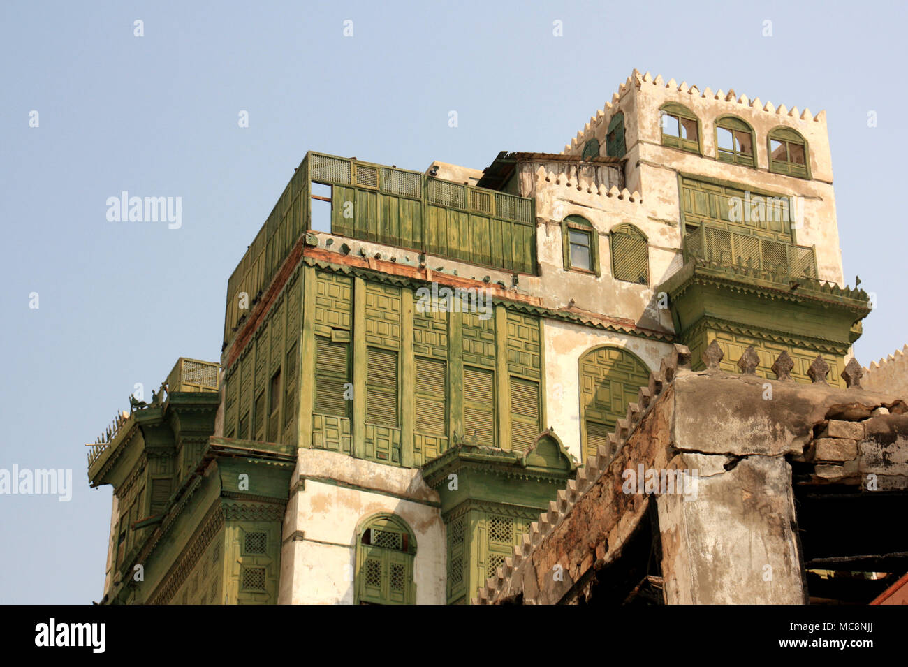 Außenansicht des berühmten Noorwali Haus, eine alte Coral Haus in Al-Balad, der historischen Altstadt von Jeddah, Saudi Arabien, vor der Renovierung Stockfoto