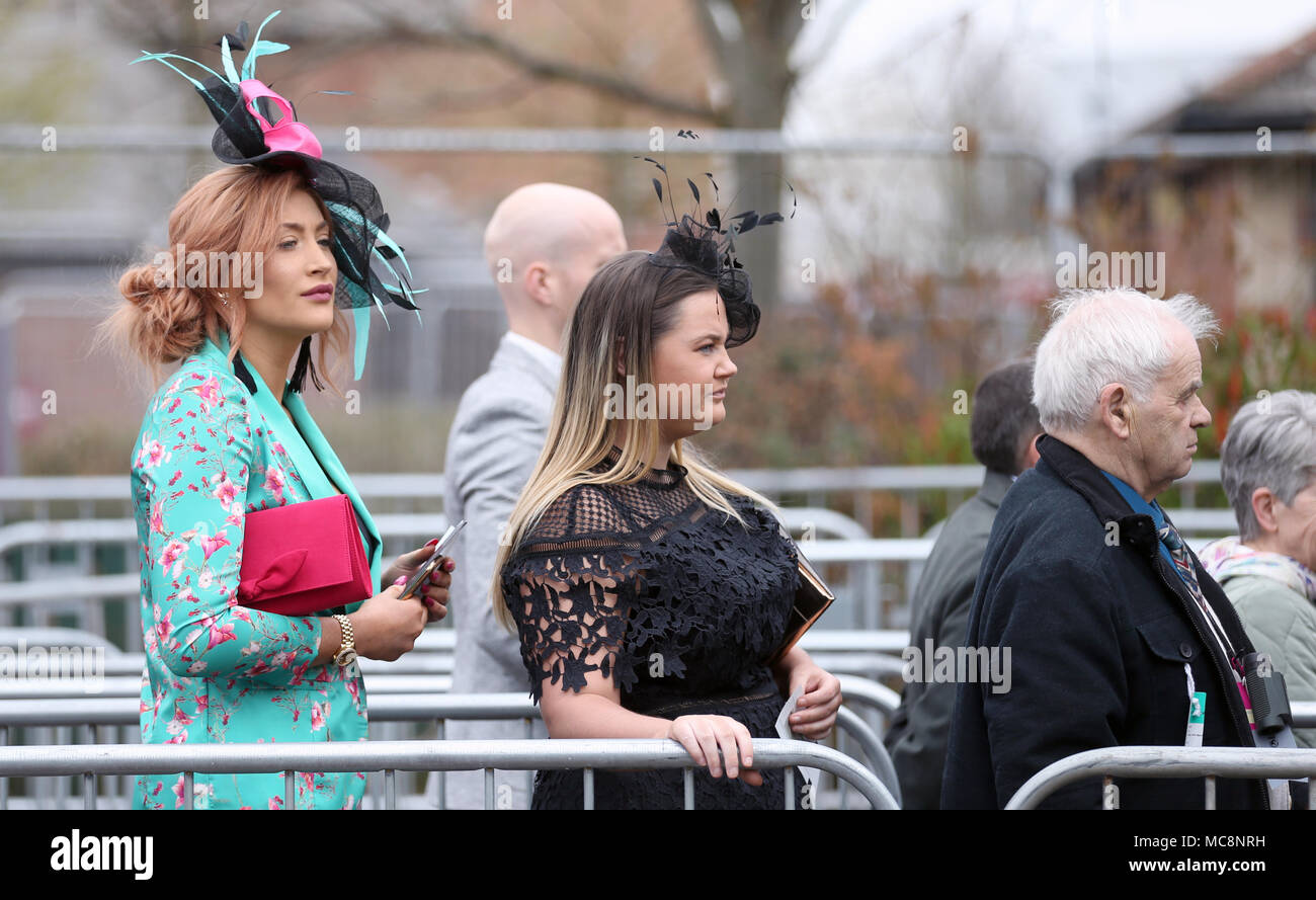 Racegoers kommen für Grand National Tag des 2018 Randox Gesundheit Grand National in Aintree Racecourse, Liverpool. Stockfoto