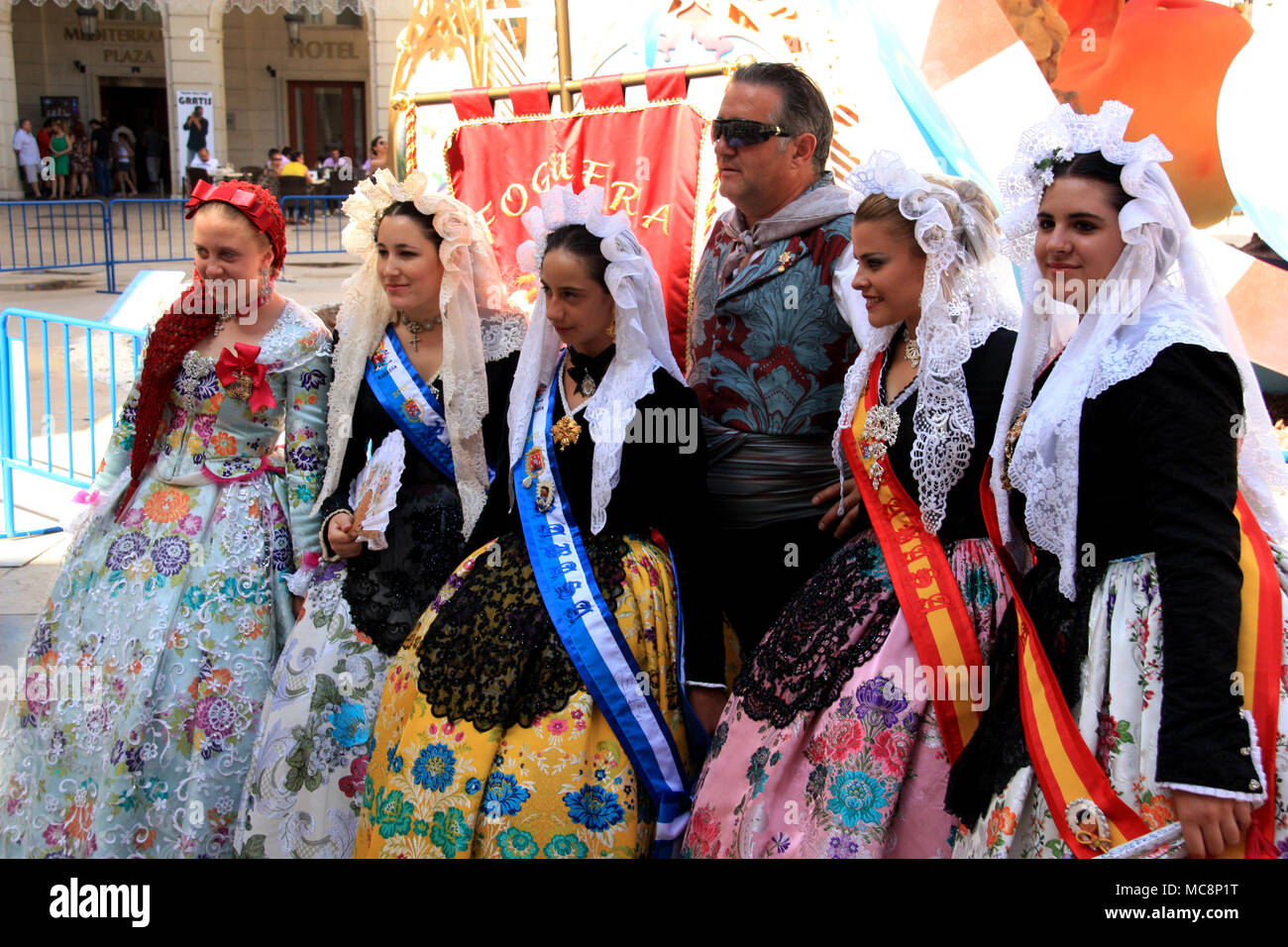 Traditionell gekleidete Menschen an den Hogueras de San Juan Festival in Alicante, Spanien, Buchung für ein Bild Stockfoto