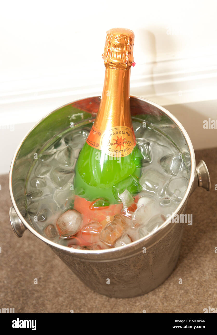 Flasche Bucks Fizz in einem Eiskübel Stockfoto