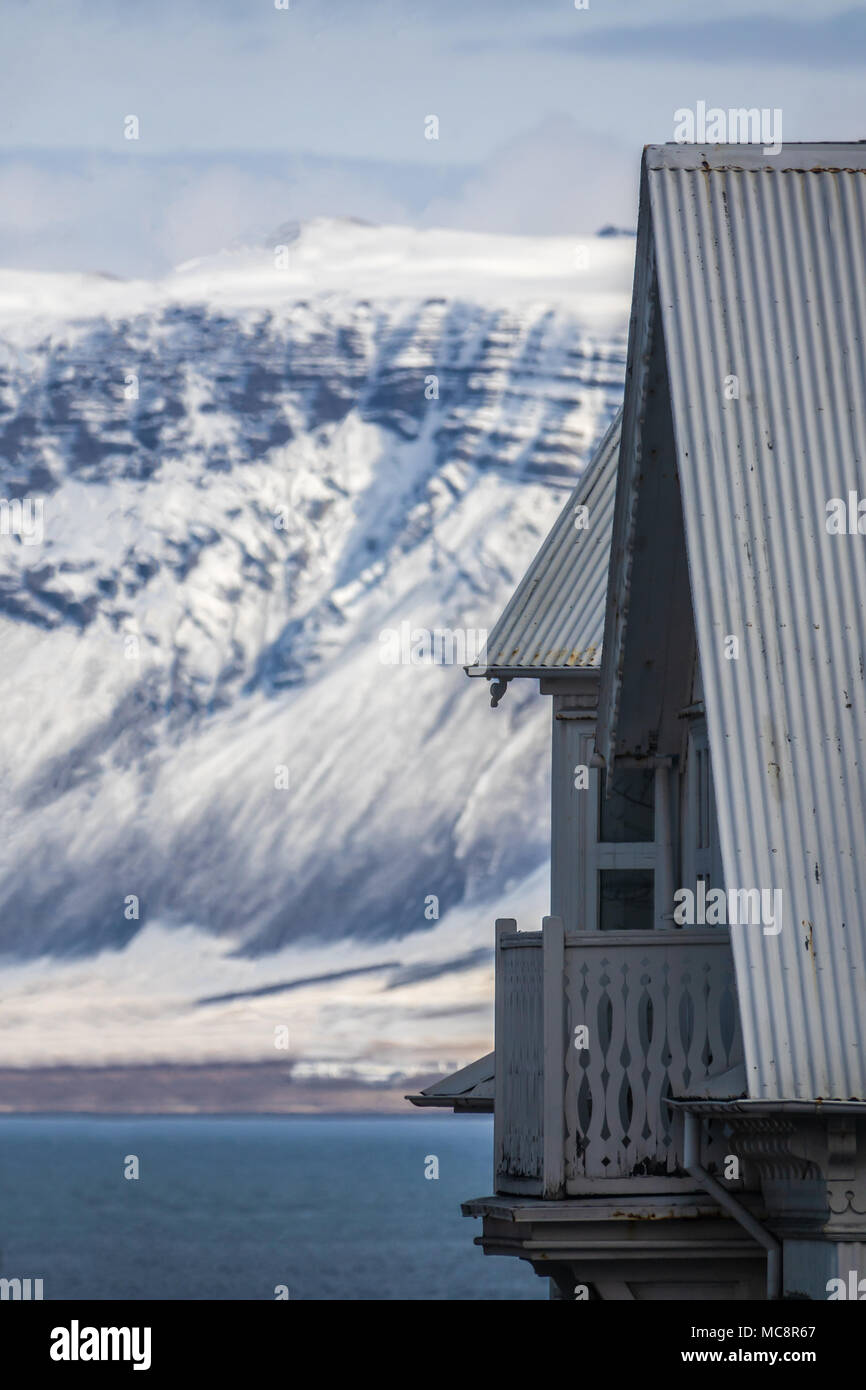 Detail einer traditionellen Haus am Wasser in Reykjavik Island mit Blick auf die Berge auf der anderen Seite der Bucht Stockfoto