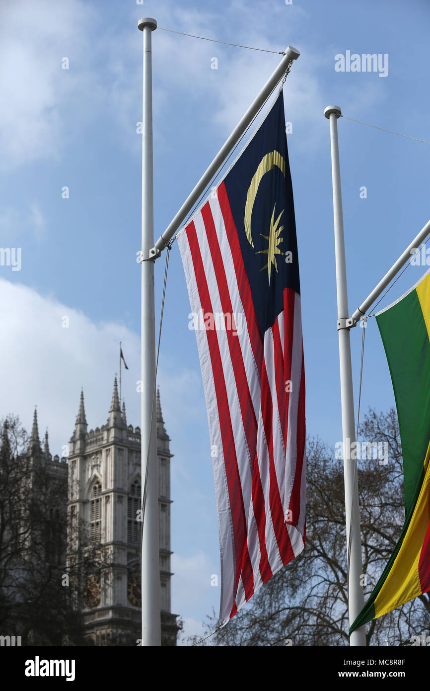 Die Flagge von Malaysia fliegt mit anderen Flaggen von Ländern des Commonwealth in Parliament Square, Central London, vor der Tagung der Regierungschefs des Commonwealth (chogm) am Montag. Stockfoto