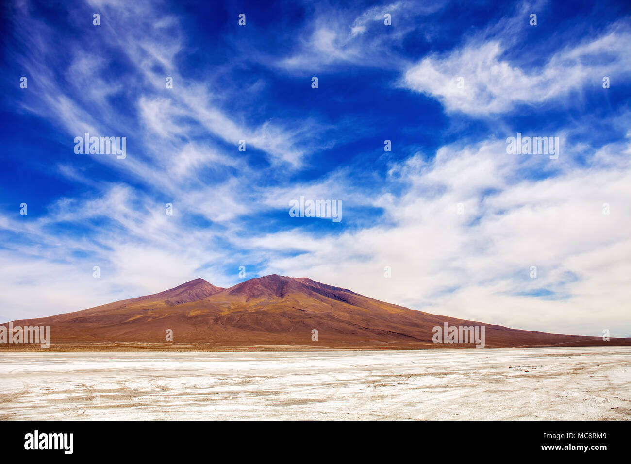 Uyuni. Einen atemberaubenden Blick auf den Vulkan. Die schönsten Anden in Südamerika Stockfoto