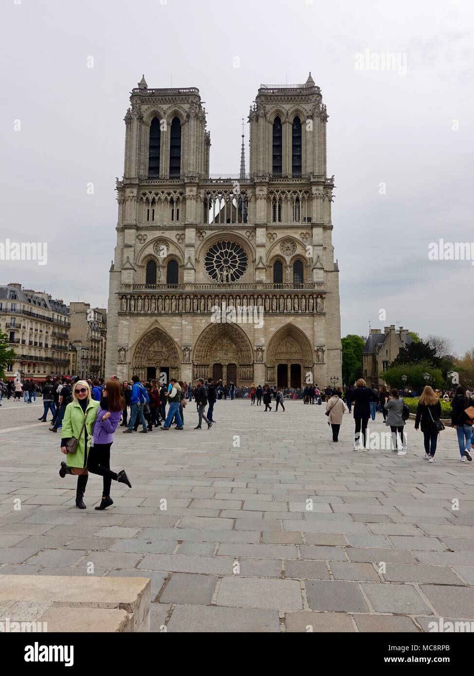 Zwei Frauen in bunten Kleidung Posieren vor der Kathedrale Notre Dame. Paris, Frankreich. Stockfoto