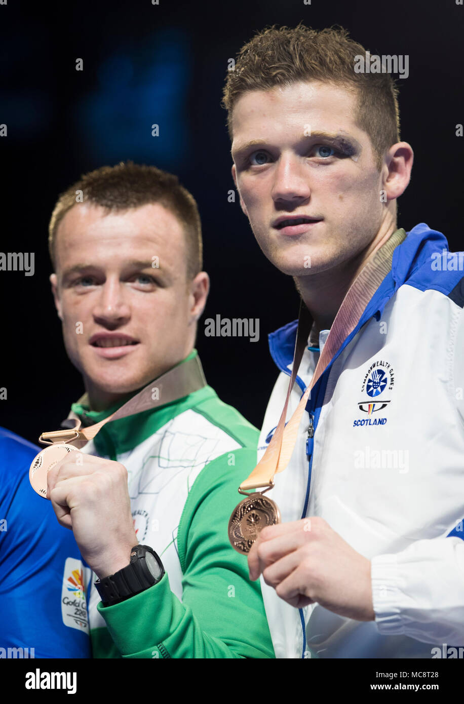 Nordirlands Steven Donnelly (links) und dem schottischen John Docherty mit ihren Bronzemedaillen nach der Männer der mittleren (75 kg) bei Oxenford Studios bei Tag zehn Der 2018 Commonwealth Games in der Gold Coast, Australien. Stockfoto