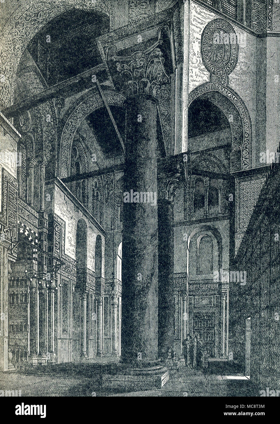 Diese Abbildung stammt aus der Zeit um 1900. Es zeigt ein Fenster im Komplex des Sultan al-Mansur Qalawun (auch buchstabiertes Kilawun). Es ist auf al-Muizz li-Din Allah Straße, in einer Gegend, die früher Teil der westlichen Fatimid Palast in Kairo, Ägypten. Es datiert auf das Jahr 1285 und die Mamluken in Ägypten. Der master Architekt war Amir Alam al-Din al-Shuja' ich. Der Komplex umfasst ein Mausoleum, ein Madrasa, und ein Krankenhaus. Es ist aus Stein und besteht aus vertikalen gewölbten Nischen von Marmorsäulen (hier im Bild), in dem Windows mit interlaced geometrische Formen dekoriert getragen. Stockfoto