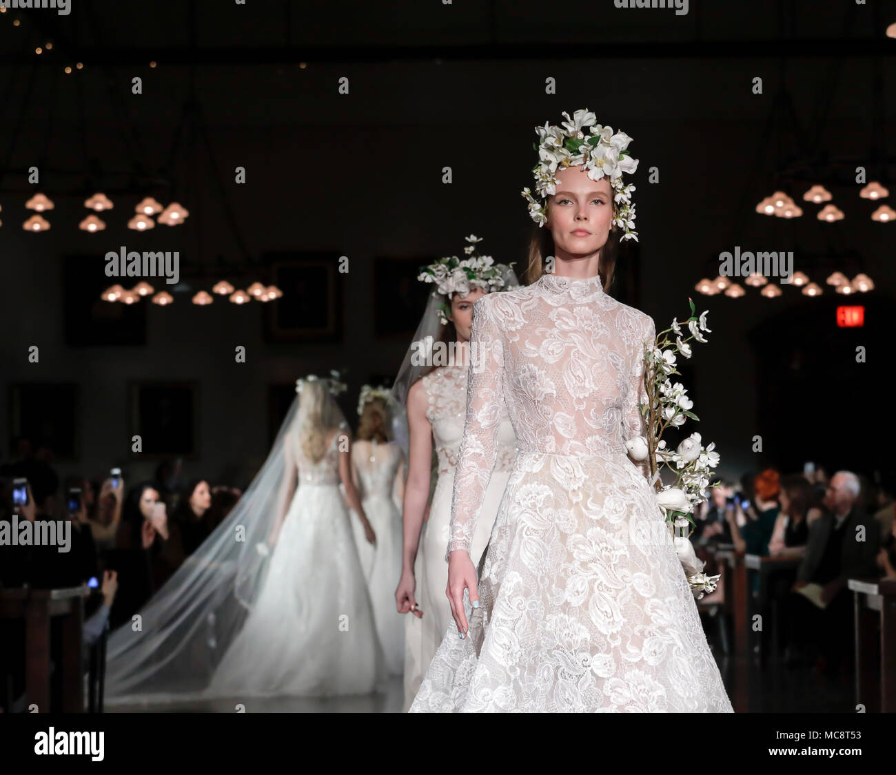 New York, NY, USA - 12. April 2018: Modelle zu Fuß Landebahn für Reem Acra Bridal Frühjahr/Sommer 2019 Kollektion während NY Bridal Wweek in NY Public Library, Stockfoto