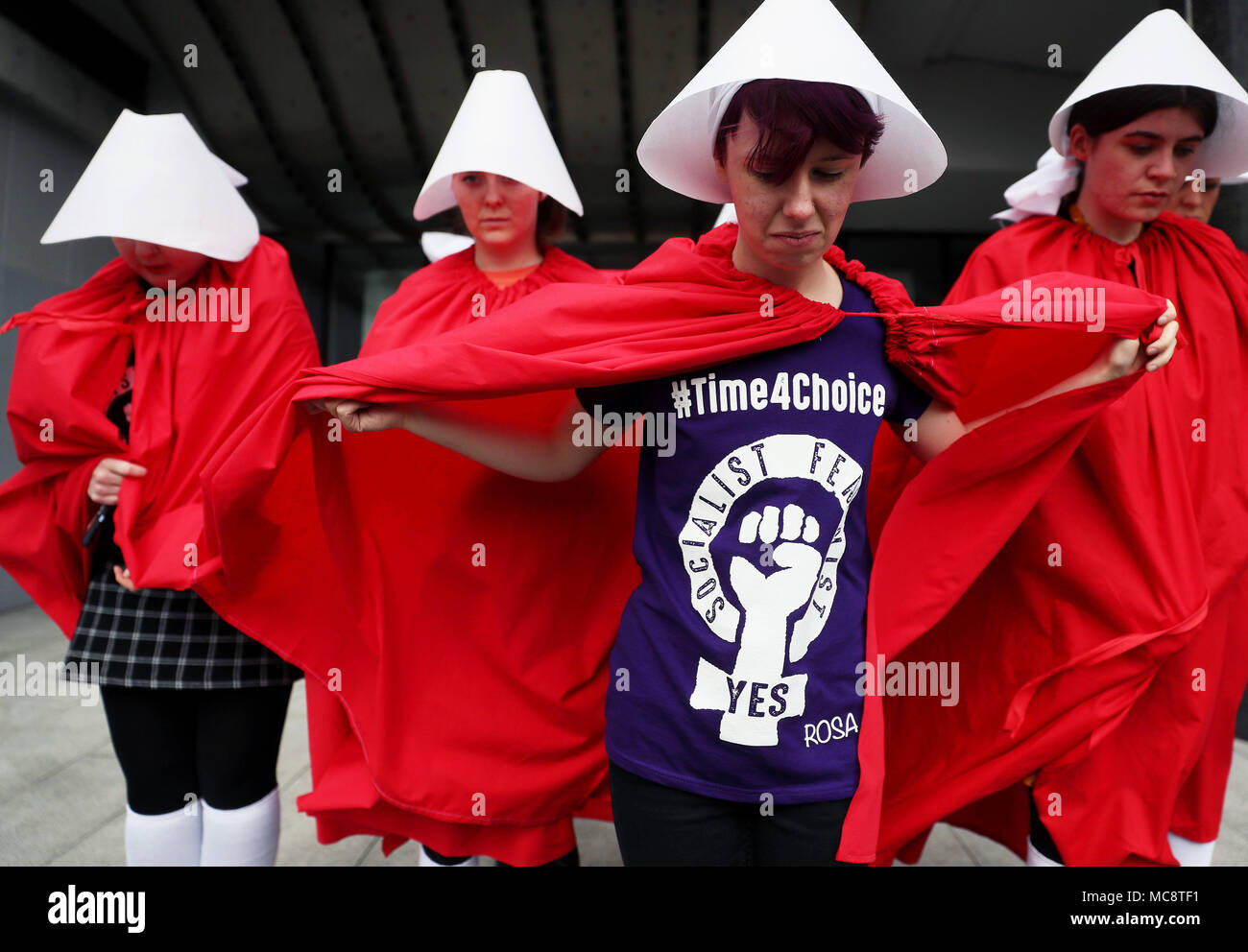 ROSA-AktivistInnen, die als "Handmaids" gekleidet waren, bei einer von Rosa - Socialist Feminist Movement organisierten Kundgebung für Gleichheit, Freiheit und Wahl in der Liberty Hall in Dublin. Stockfoto
