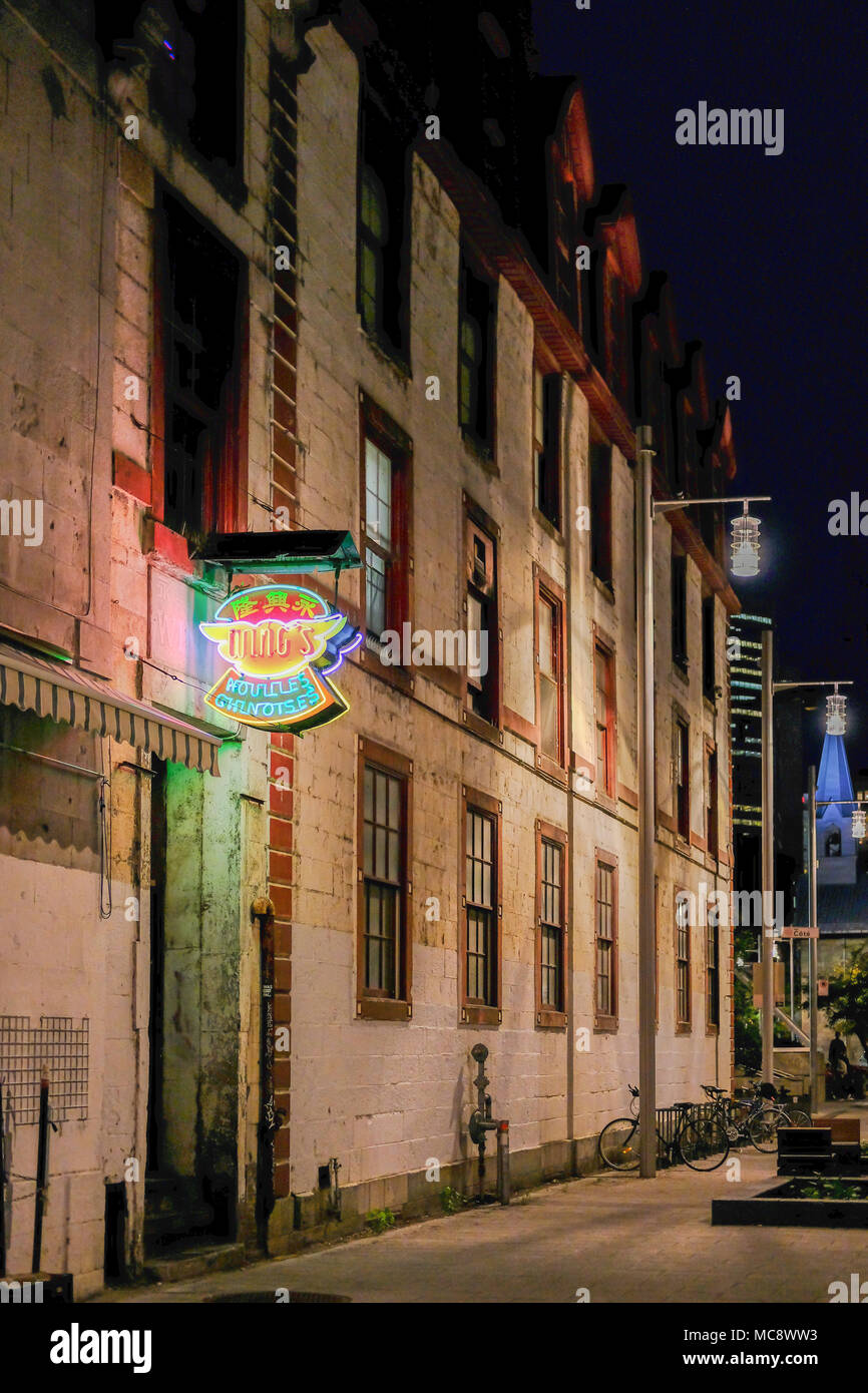 Bunte Leuchtreklame, einem chinesischen Restaurant, an der Tür zum Restaurant in eine einsame Nacht Szene mit einige geparkte Fahrräder gesehen. Stockfoto