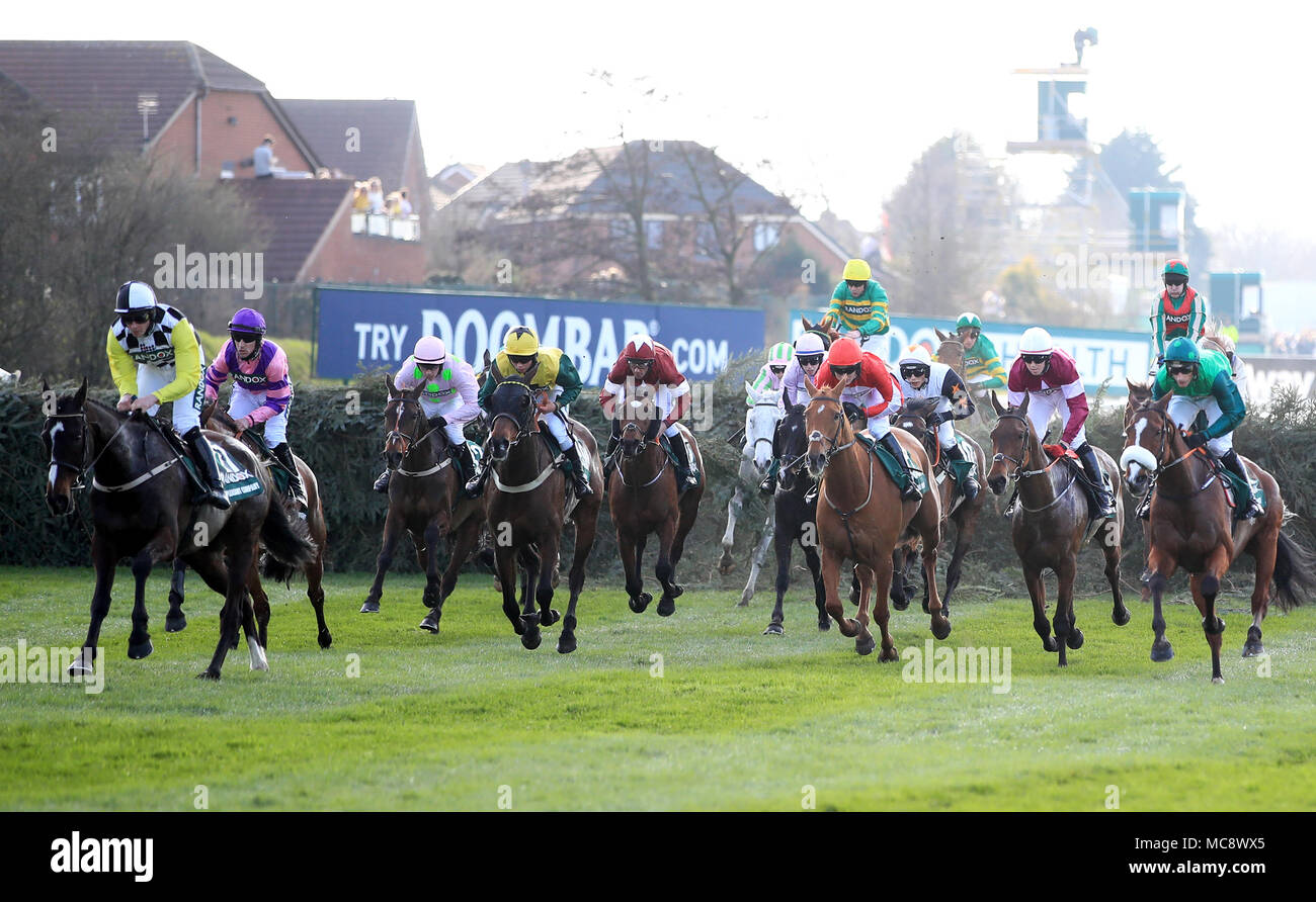 Angenehme Gesellschaft geritten von Jockey David Mullins (links) führt während der RANDOX Gesundheit Grand National Handicap Chase während Grand National Tag des 2018 Randox Gesundheit Grand National in Aintree Racecourse, Liverpool. Stockfoto