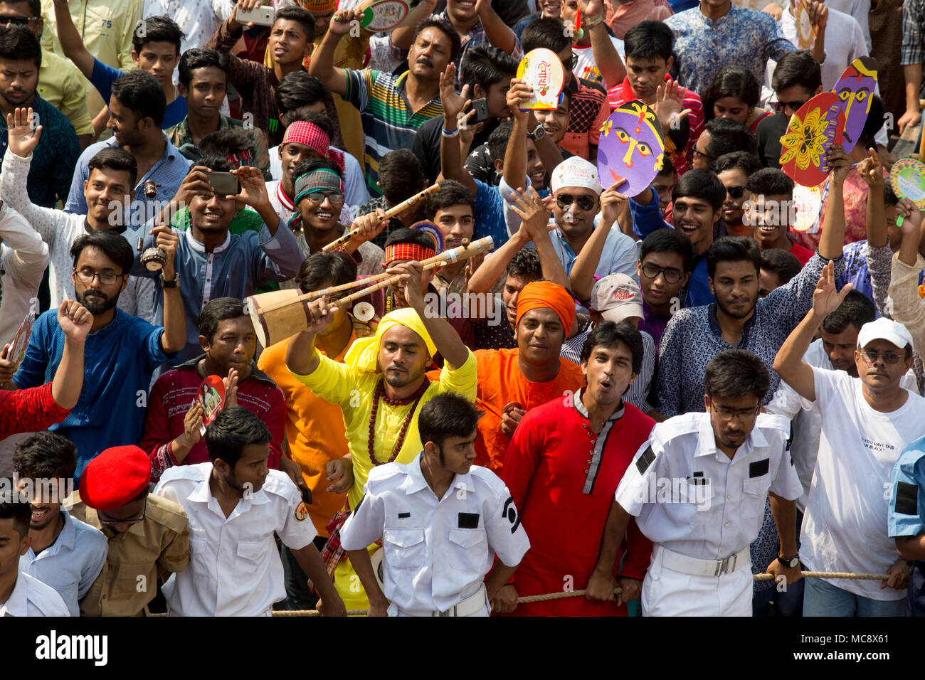 Dhaka: 14, April, 2018: Bangladesch Menschen nehmen Teil an Mangal Shobhajatra, die traditionelle Prozession auf der Bangla Neues Jahr 1425. Stockfoto