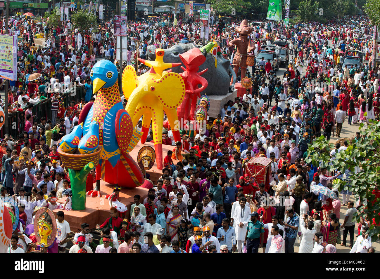 Dhaka: 14, April, 2018: Bangladesch Menschen nehmen Teil an Mangal Shobhajatra, die traditionelle Prozession auf der Bangla Neues Jahr 1425. Stockfoto