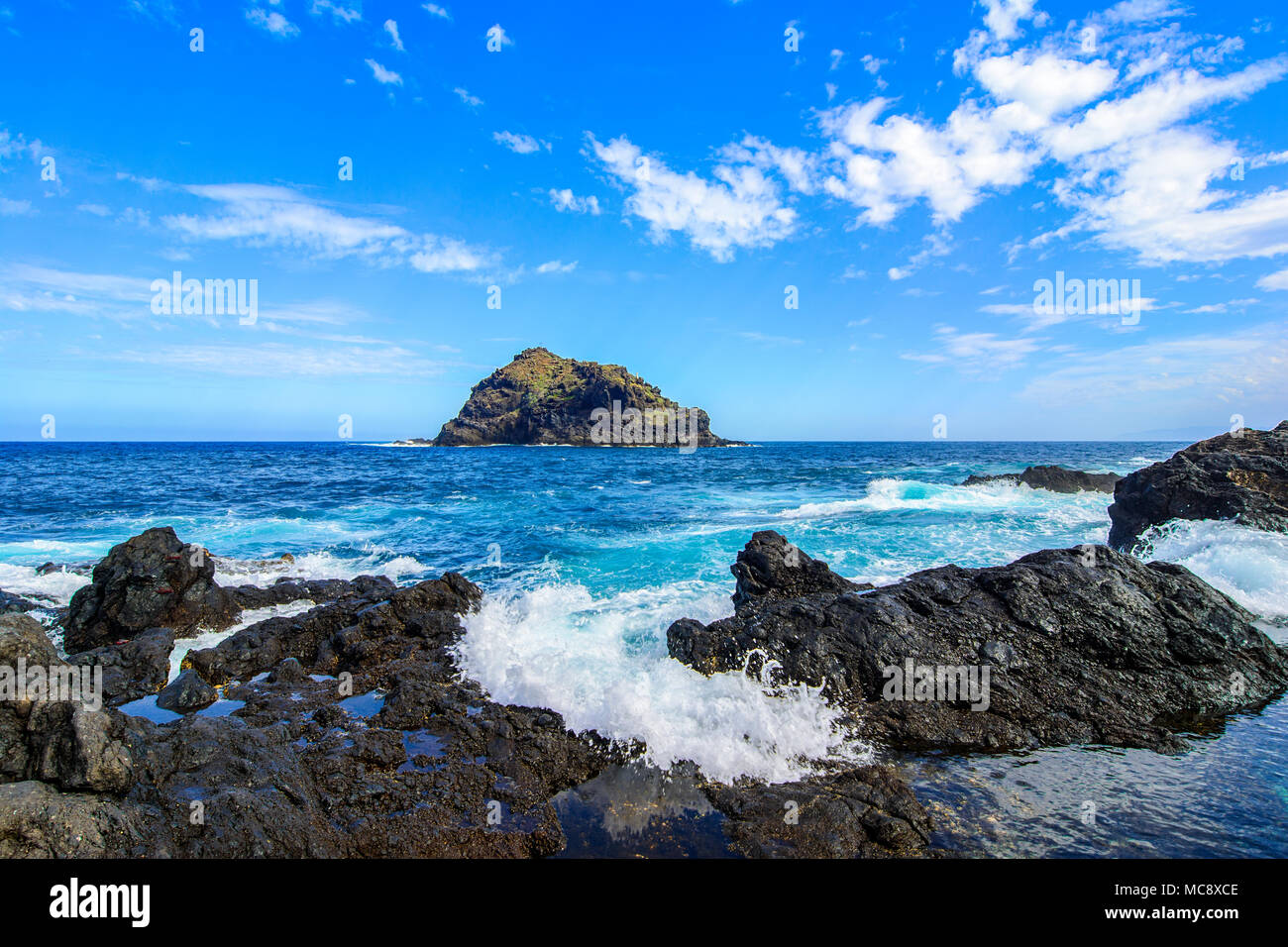 Garachico, Teneriffa, Kanarische Inseln, Spanien: Landschaft des Roque de Garachico, einer natürlichen Insel an der Küste von Garachico. Stockfoto