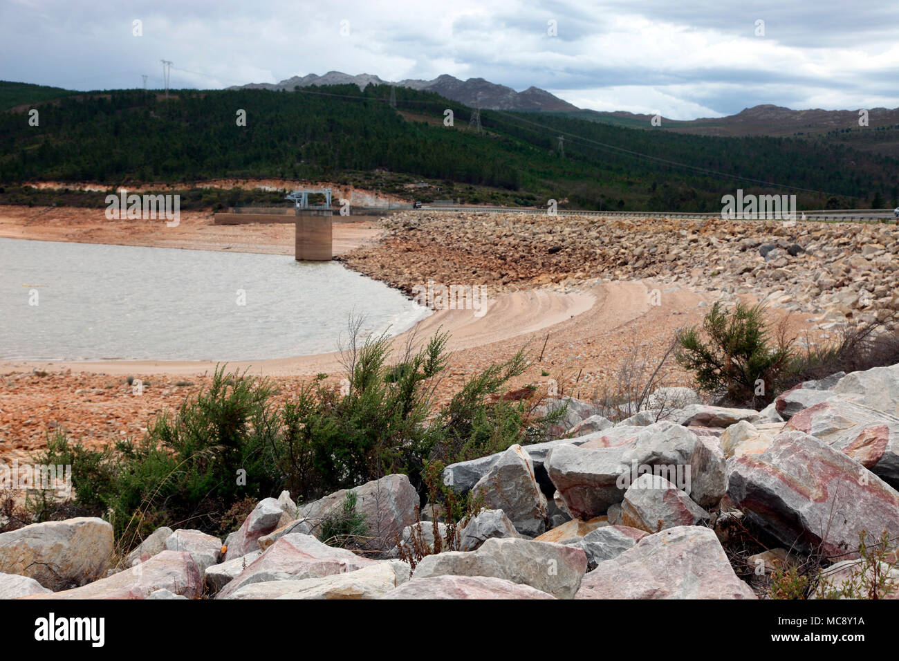 Abgereichertes Theewaterskloof Dam, wichtiger Lieferant von Wasser nach Kapstadt Stockfoto