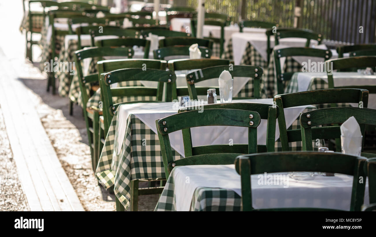 Athen, Griechenland. Traditionelle griechische Taverne leeren Tischen und Stühlen im Freien in Plaka. Stockfoto