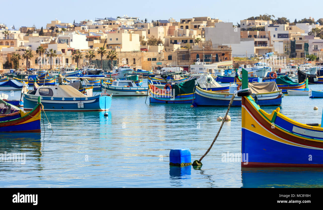 Marsaxlokk, Malta Insel. Traditionelle Fischerboote luzzus mit hellen Farben verankert im Hafen von Marsaxlokk Stockfoto