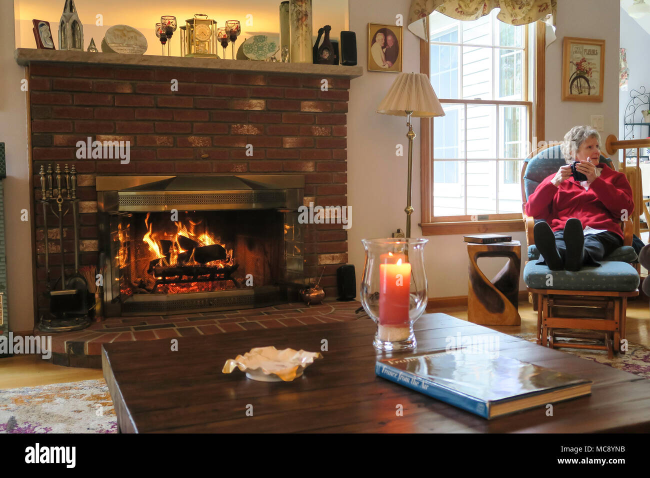 Einladende Familienzimmer mit Feuer im Kamin, USA Stockfotografie - Alamy