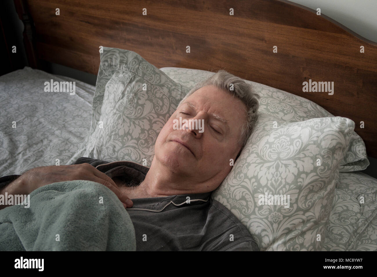 Älterer Mann im Bett, USA Stockfoto