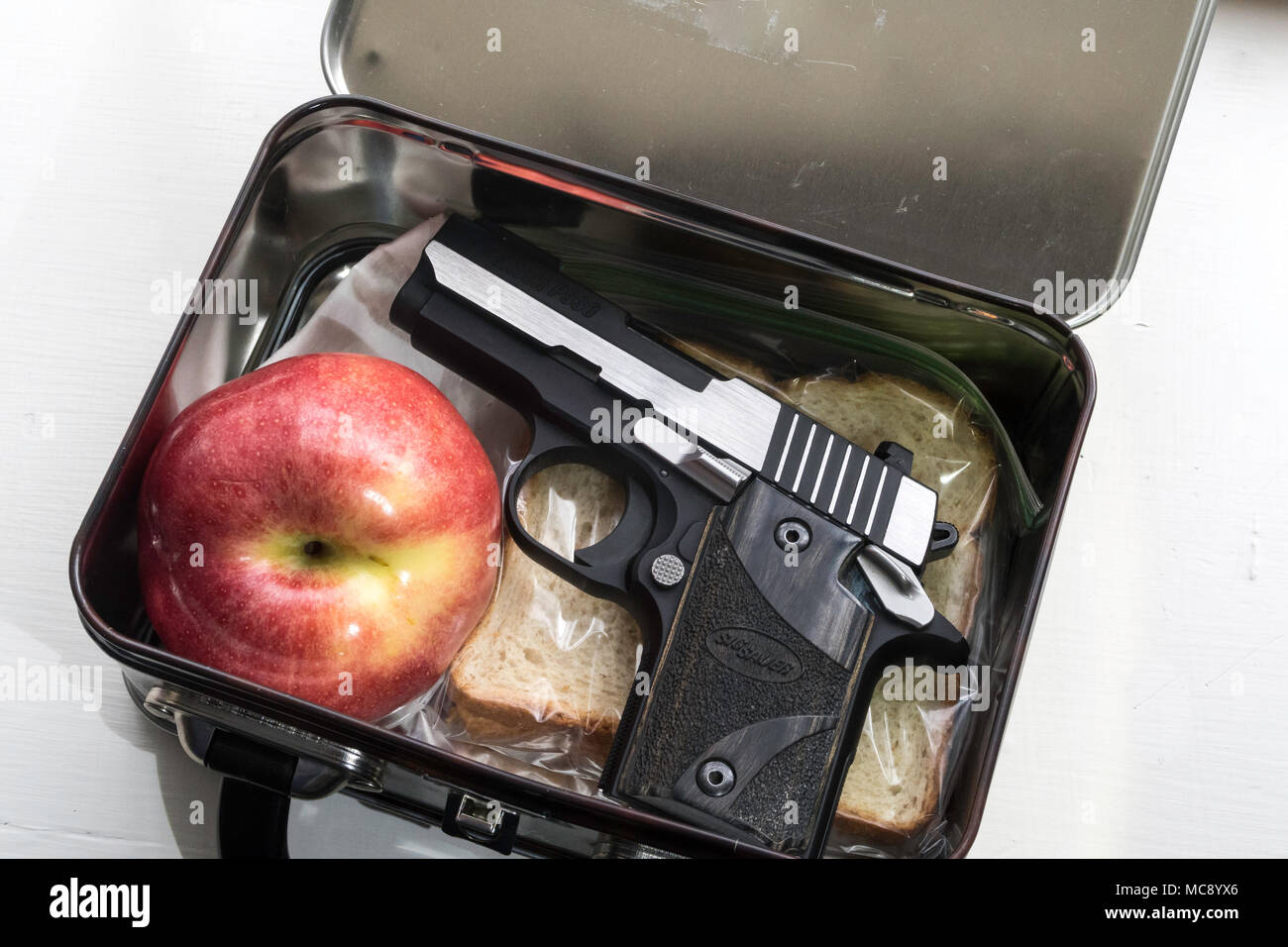 Pistole in der Schule Kind Brotdose, USA Stockfoto