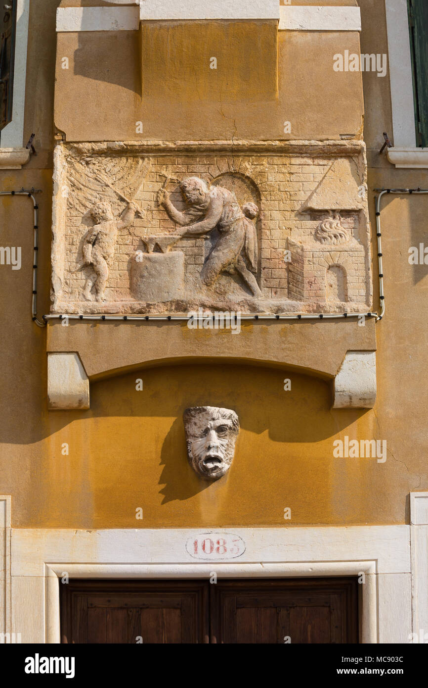 Gesicht Relief an der Wand, Venedig, Italien Stockfoto