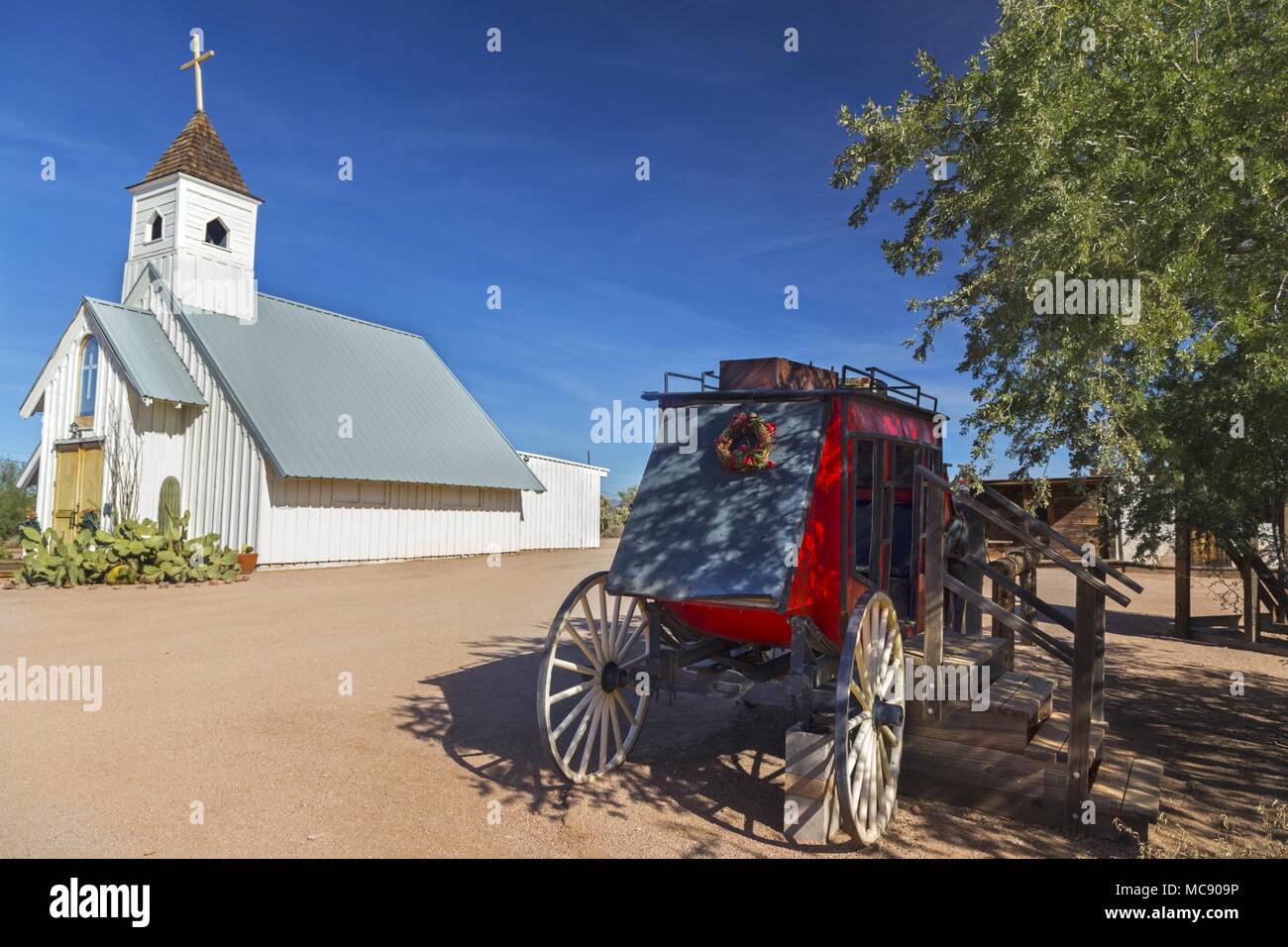 Vintage Wild West Stagecoach im Innenhof vor der Katholischen Kirche in der Nähe von Lost Dutchman State Park, Apache Trail östlich von Phoenix Arizona Stockfoto