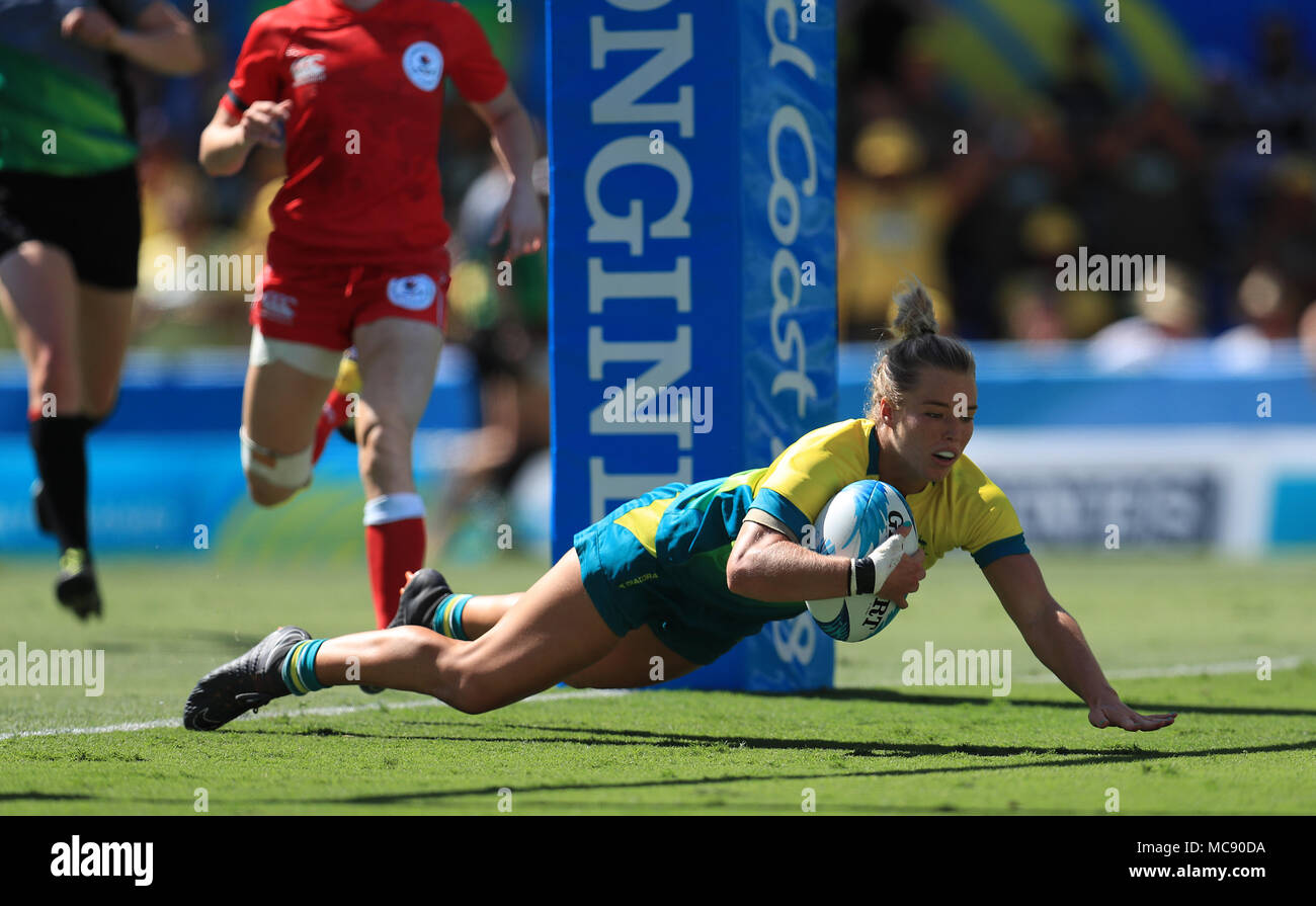 Australiens Emma Tonegato Kerben ein versuchen Sie, während Rugby Sevens Halbfinale gegen Kanada der Frauen an der Robina Stadion bei Tag elf der Commonwealth Games 2018 in der Gold Coast, Australien Stockfoto