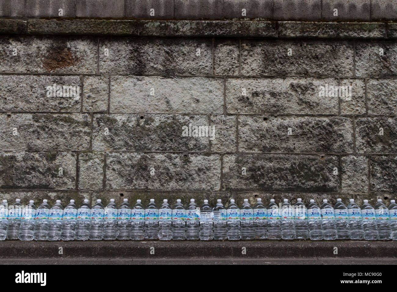 Wasserflaschen standen an einer Wand, um Katzen von der Gegend fernzuhalten. Sengoku, Tokio, Japan. Stockfoto